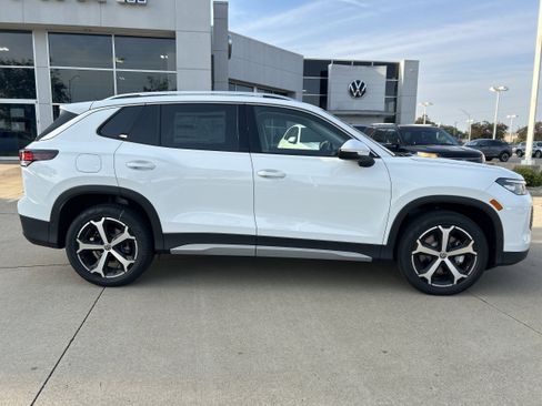 New 2025 Volkswagen Tiguan SE image 3