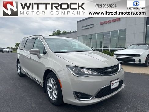 Used 2017 Chrysler Pacifica Touring-L w/ Tire & Wheel Group FWD image 1