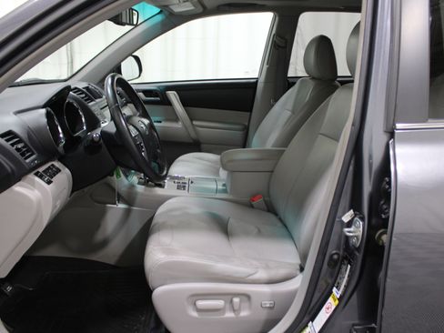 Used 2012 Toyota Highlander SE image 3