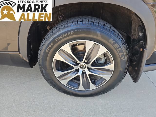 Used 2021 Toyota Highlander XLE AWD/4WD image 32
