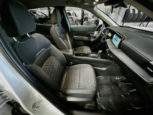 Used 2025 Nissan Kicks SV AWD/4WD image 27