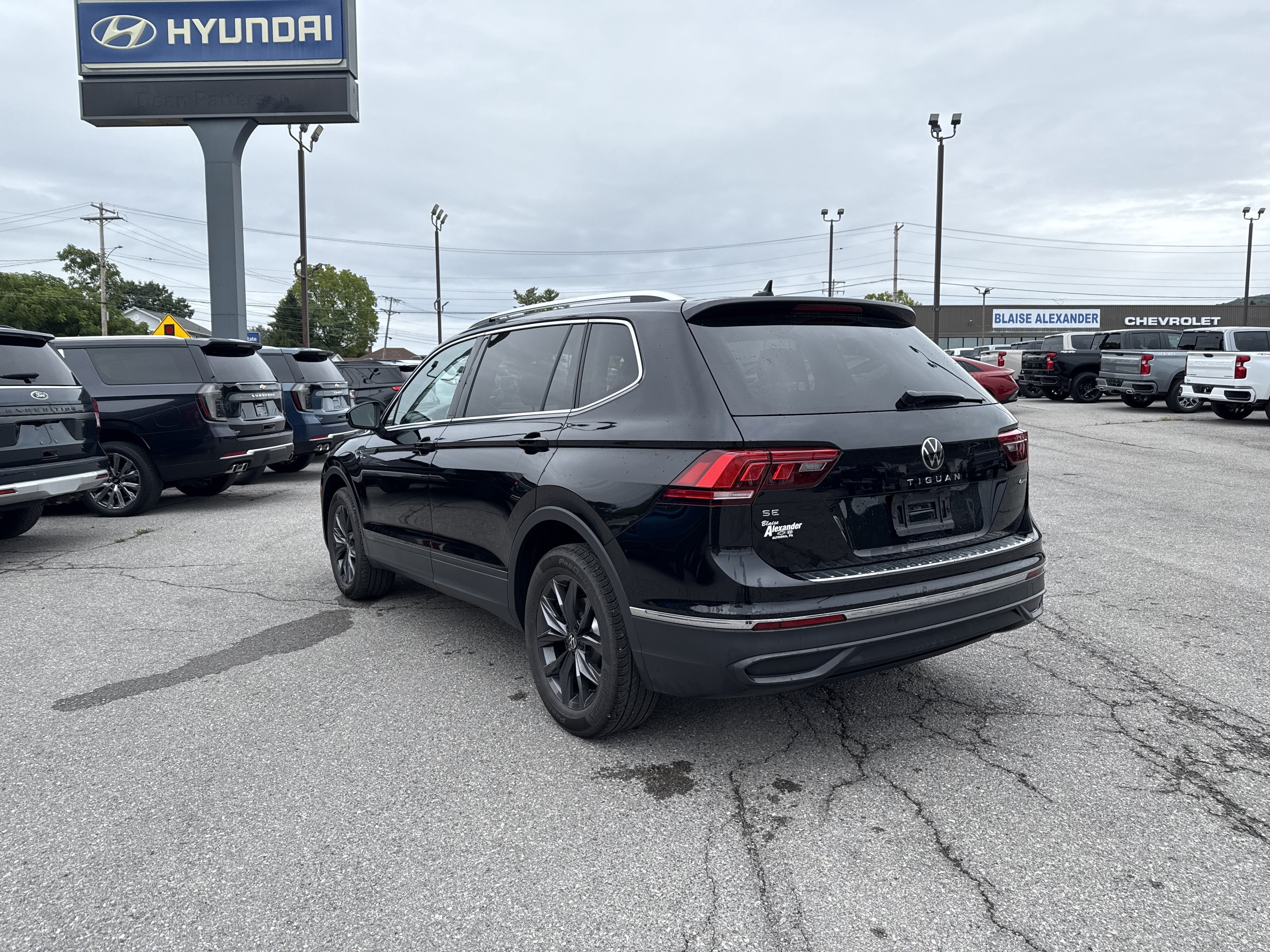 Used 2023 Volkswagen Tiguan SE AWD/4WD image 4
