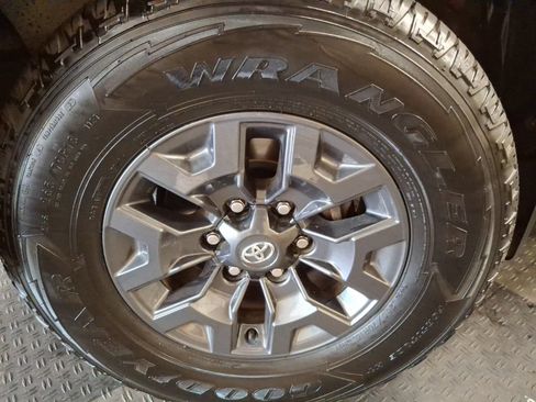 Used 2017 Toyota Tacoma SR5 w/ Tow Package AWD/4WD image 4