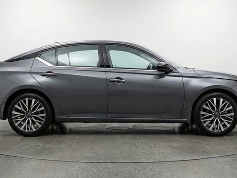 Used 2025 Nissan Altima 2.5 SV image 11
