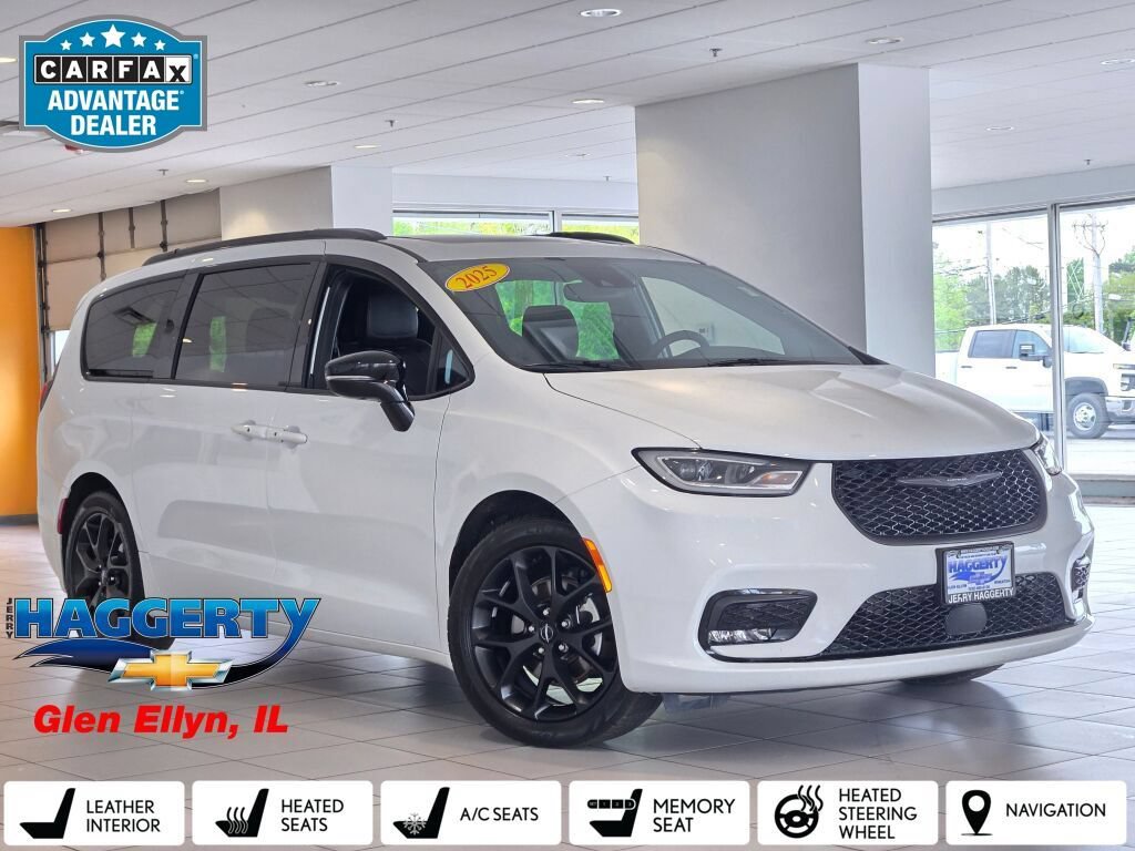 Used 2025 Chrysler Pacifica Limited FWD image 1