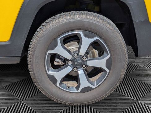 Used 2019 Jeep Renegade Trailhawk w/ LED Lighting Group AWD/4WD image 9