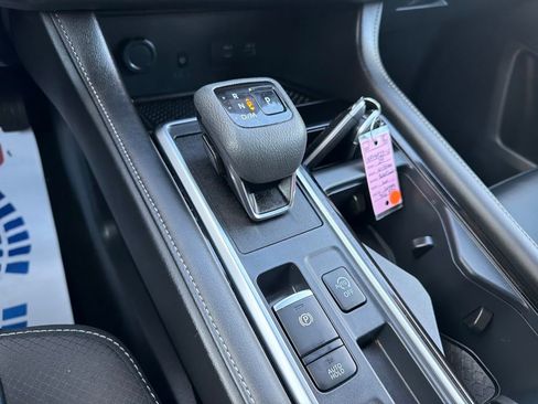 Used 2024 Nissan Pathfinder SL w/ Black Appearance Package image 39