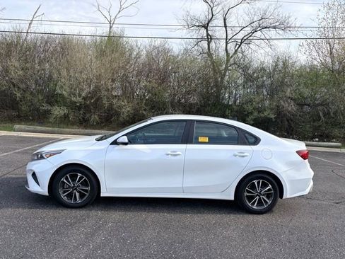 Used 2023 Kia Forte LXS image 2