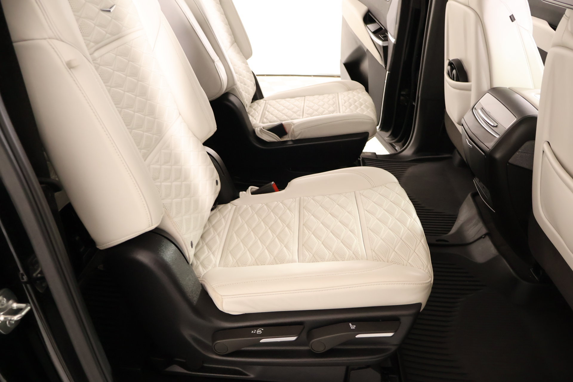 Used 2025 Cadillac Escalade ESV Sport Platinum w/ LPO, Floor Liner Package AWD/4WD image 16