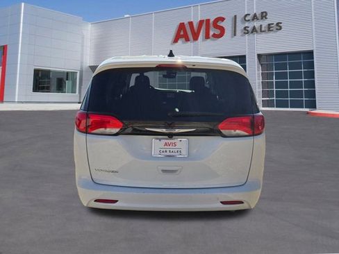 Used 2023 Chrysler Voyager LX image 9