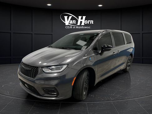 Used 2023 Chrysler Pacifica Limited w/ Uconnect Theater Family Group FWD image 3