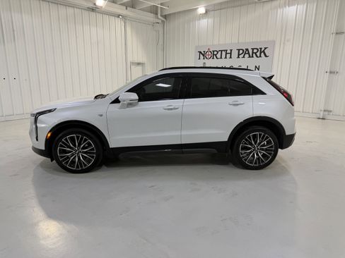 Used 2024 Cadillac XT4 Sport image 2