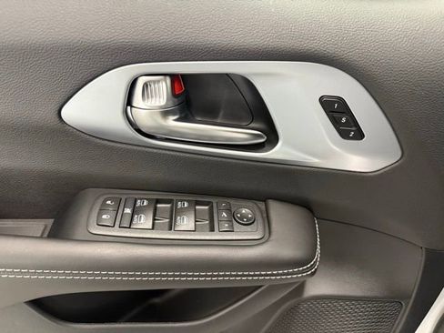 New 2026 Chrysler Pacifica Limited image 15