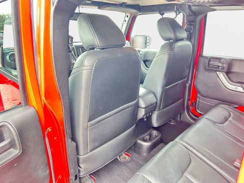 Used 2015 Jeep Wrangler Unlimited Sahara w/ Dual Top Group AWD/4WD image 13