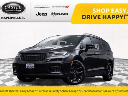Used 2021 Chrysler Pacifica Limited w/ Uconnect Theater Family Group