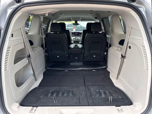 Used 2017 Chrysler Pacifica Touring-L FWD image 19