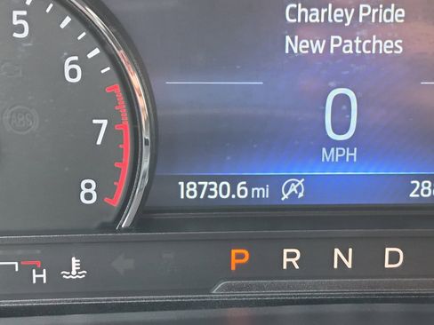 Used 2024 Ford Explorer XLT image 2