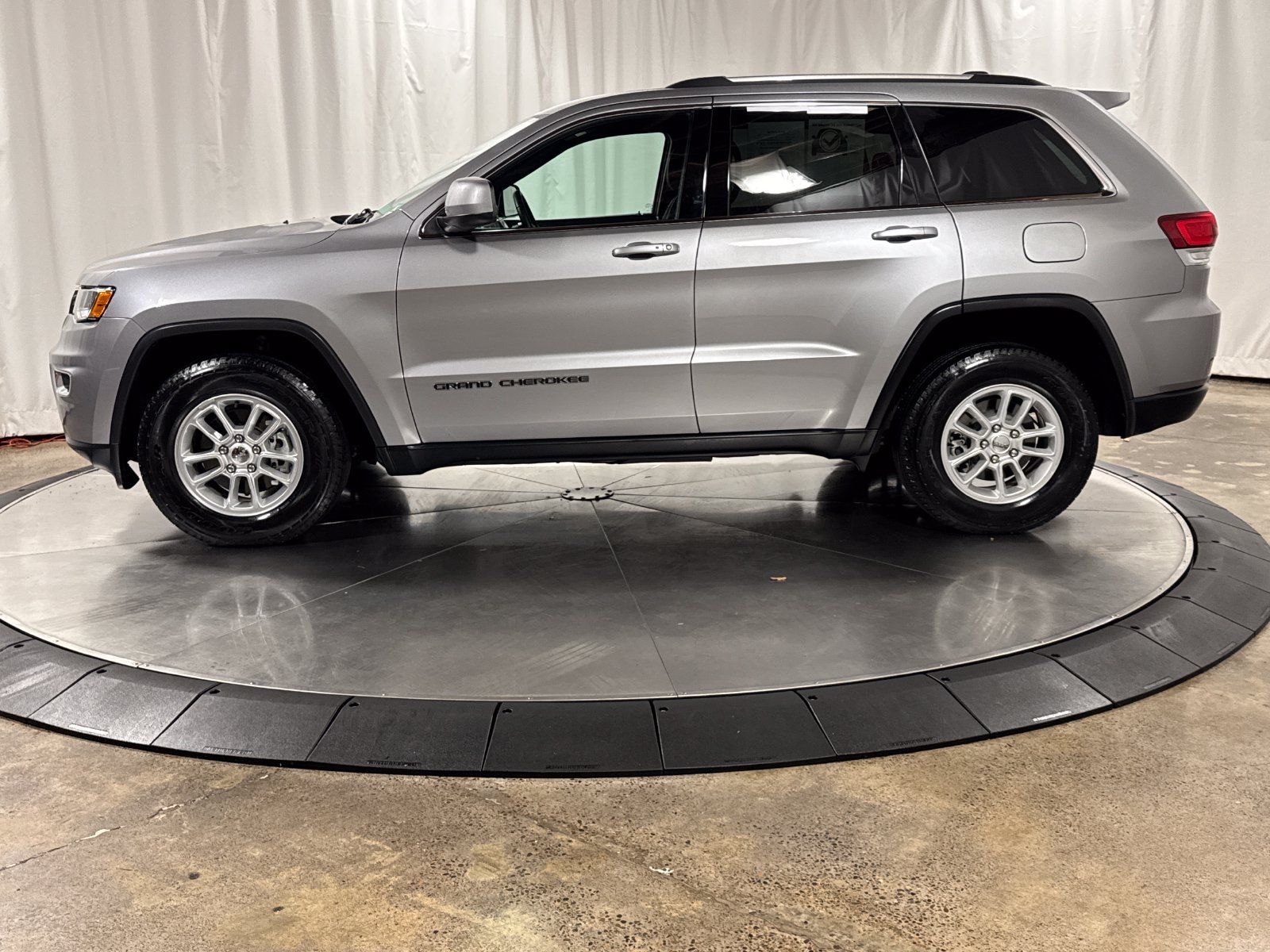 Used 2020 Jeep Grand Cherokee Laredo AWD/4WD image 8