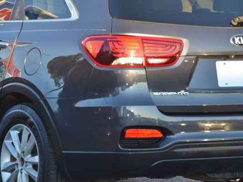 Used 2019 Kia Sorento LX w/ LX V6 Convenience Package image 37