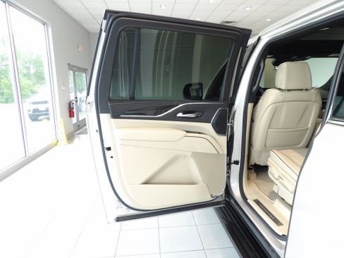 Used 2023 Cadillac Escalade ESV Premium Luxury w/ Performance Package AWD/4WD image 19