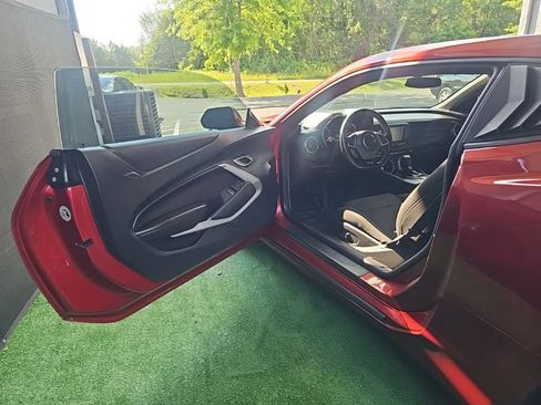 Used 2017 Chevrolet Camaro LT RWD image 17
