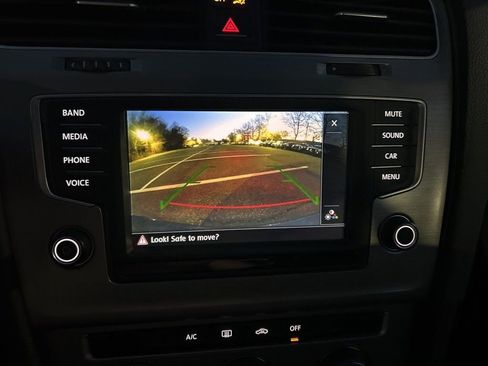 Used 2016 Volkswagen Golf S image 10