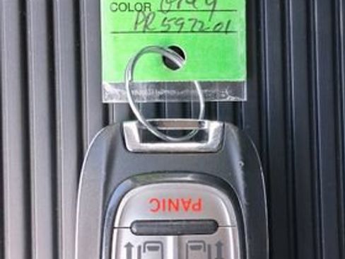 Used 2023 Chrysler Pacifica Touring-L FWD image 17