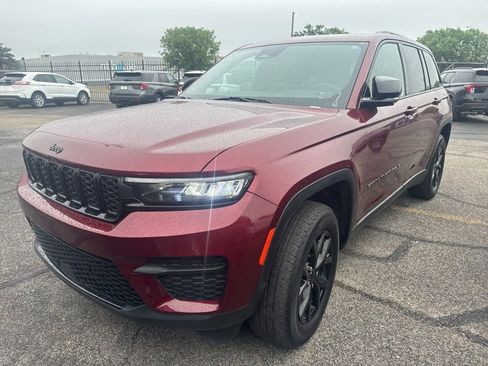 Used 2024 Jeep Grand Cherokee Altitude AWD/4WD image 1