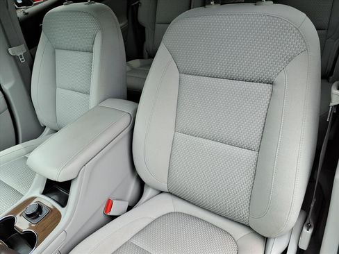 Used 2022 GMC Acadia SLE FWD image 17