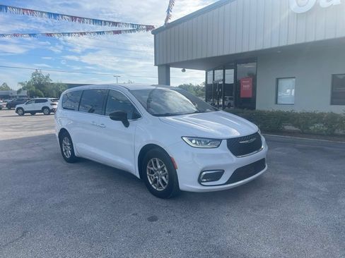 Used 2024 Chrysler Pacifica Touring FWD image 2