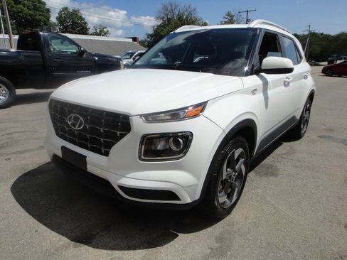 Used 2021 Hyundai Venue SEL FWD image 1