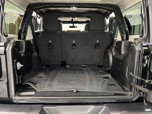 Used 2022 Jeep Wrangler Unlimited Rubicon w/ Cold Weather Group AWD/4WD image 29