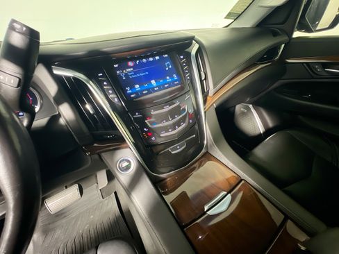Used 2019 Cadillac Escalade Premium Luxury w/ Escalade Sport Edition image 25