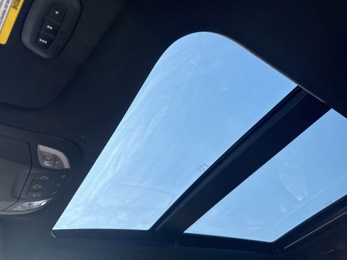 Used 2019 Chrysler Pacifica Touring-L FWD image 18