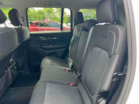 Used 2023 Jeep Grand Cherokee Laredo AWD/4WD image 28
