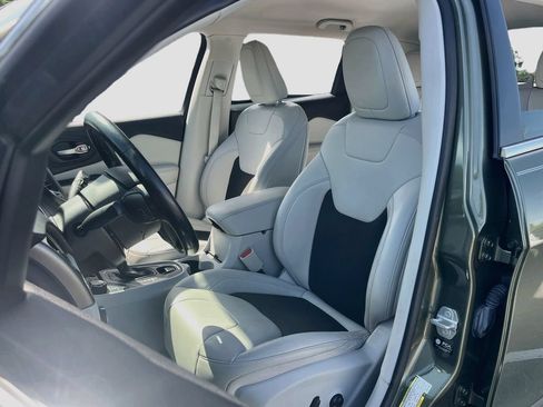 Certified 2021 Jeep Cherokee Latitude Plus AWD/4WD image 19
