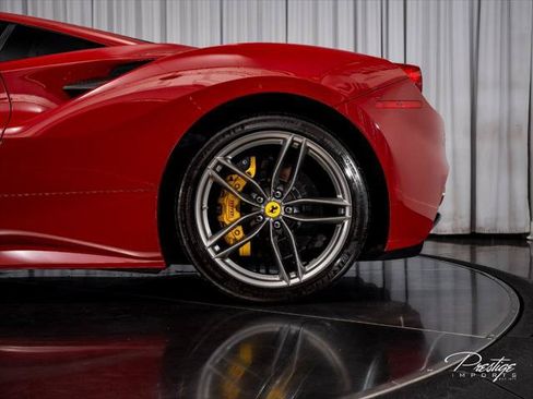 Used 2018 Ferrari 488 GTB RWD image 11