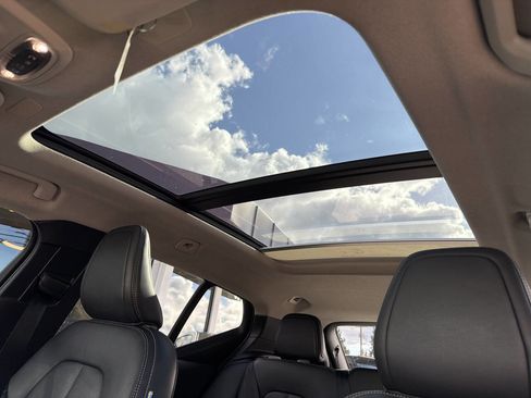 Used 2019 Volvo XC40 T5 Momentum image 36