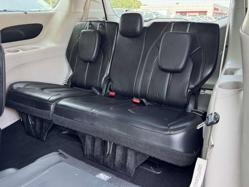 Used 2019 Chrysler Pacifica Touring-L FWD image 17