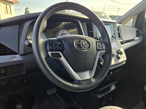 Used 2020 Toyota Sienna SE w/ SE Preferred Package image 11