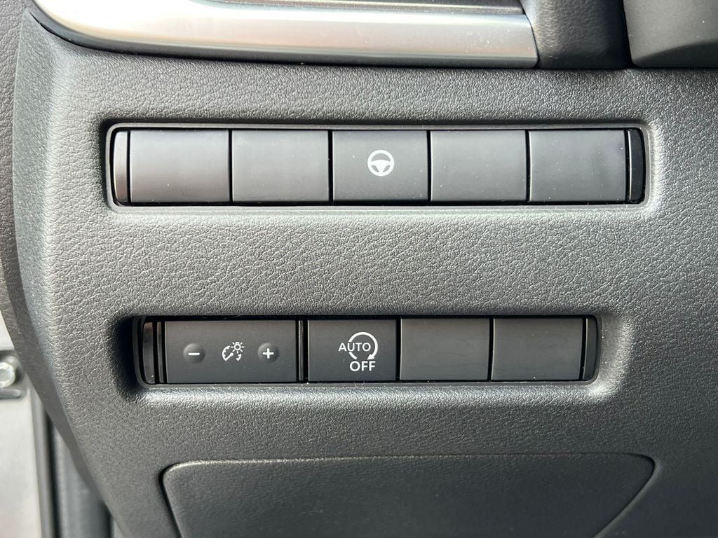 Used 2023 Nissan Rogue SV AWD/4WD image 16