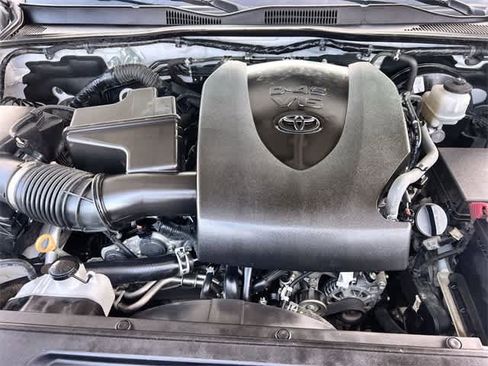 Used 2021 Toyota Tacoma SR5 w/ Trail Edition image 10