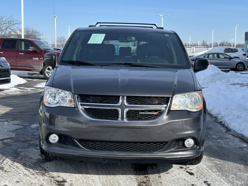 Used 2017 Dodge Grand Caravan SXT image 2