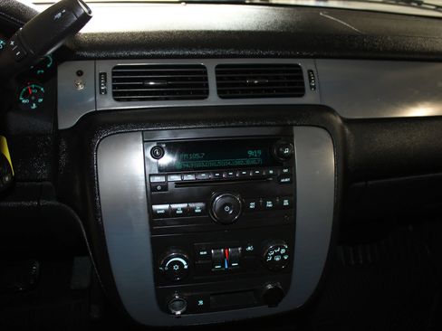 Used 2011 Chevrolet Suburban 2500 RWD image 13
