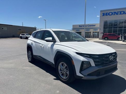 Used 2025 Hyundai Tucson SE AWD/4WD image 1