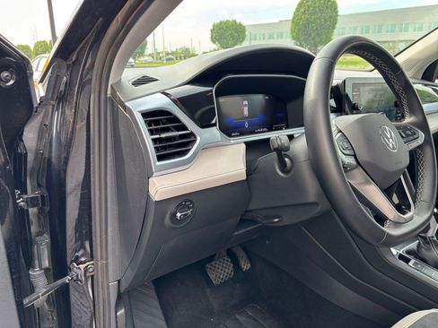 Used 2025 Volkswagen Taos SE image 35