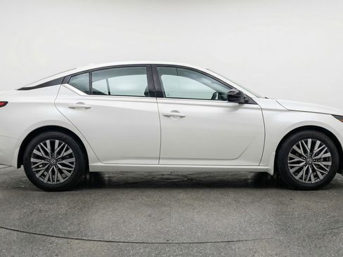 Used 2025 Nissan Altima 2.5 SV image 11