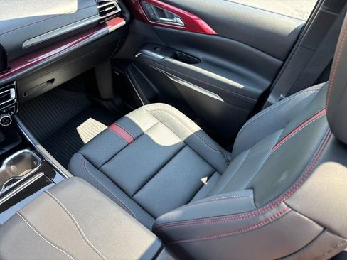 Used 2024 Chevrolet Traverse RS FWD image 15