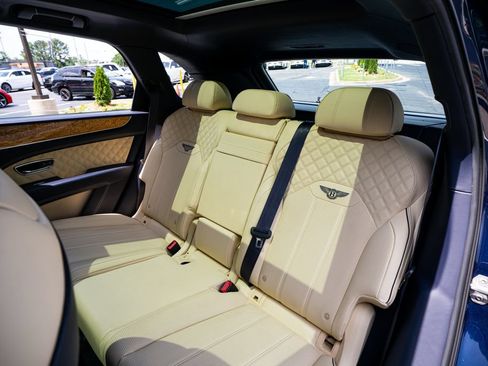 Used 2022 Bentley Bentayga AWD/4WD image 51