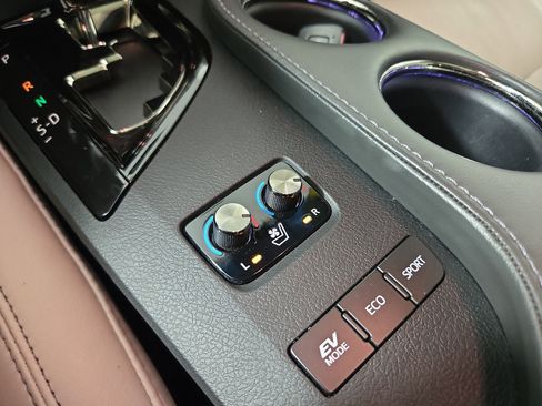 Used 2016 Toyota Avalon Limited image 29